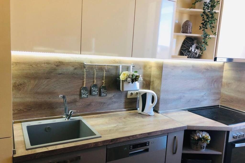Lovely 3-Bedroom Apartment For 7 Ppl At The Centre Варна Экстерьер фото